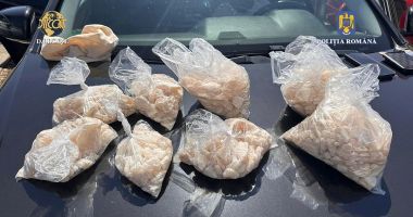 Stire din Eveniment : O persoană de 20 de ani a fost reţinută pentru trafic de droguri de mare risc