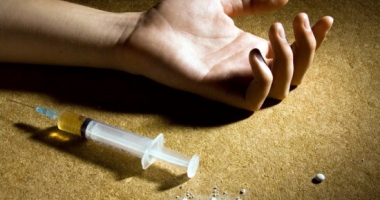 Stire din Eveniment : Inițiativă legislativă controversată: Înființarea de camere speciale pentru consumatorii de droguri injectabile