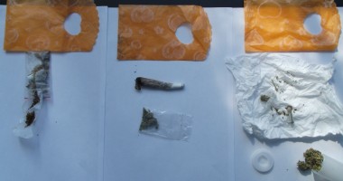 Prinși de jandarmi în timp ce consumau droguri