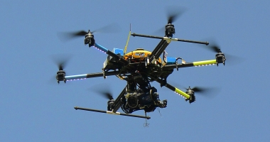 Stire din Eveniment : CAPTURĂ IMPRESIONANTĂ. O dronă cu droguri, surprinsă deasupra penitenciarului