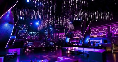 Stire din Eveniment : A spart cu drujba uşa unui club, la beție. Gestul, făcut pe fondul unui conflict cu patronul localului