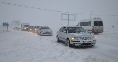 Stire din Social : Condiţii de iarnă grea pe drumurile spre principalele staţiuni montate. La ce trebuie să se aştepte şoferii