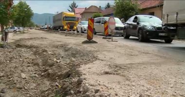 Drumul rușinii! Mii de turiști și localnici își pot rupe mașinile în orice moment - 3