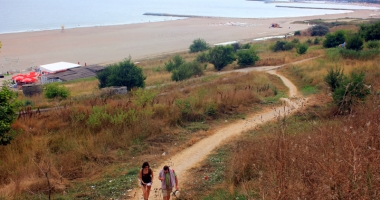 Plaja "Trei papuci": bălării arse de soare, cărări pline de colb și o istorie batjocorită - 5