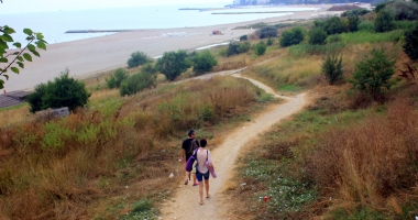 Plaja "Trei papuci": bălării arse de soare, cărări pline de colb și o istorie batjocorită - 11