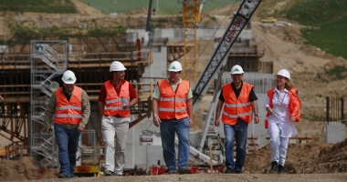 Stire din Economie : Drumarii, acuzații către CNADNR:  "Vor să facă o nouă companie, dar  cu salarii de câteva ori mai mari"