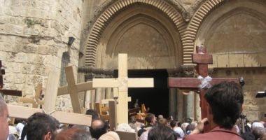 Stire din Cultură-Educație : Mii de persoane au participat la procesiunea anuală a Drumului Crucii din Ierusalim