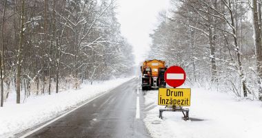 Stire din Social : Ninsorile din centrul ţării scot drumarii la deszăpezire. Zeci de copaci doborâţi au blocat drumurile