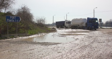 Stire din Economie : Traficul auto de mărfuri spre portul Constanța e în pericol de blocaj total!