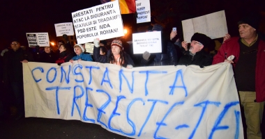 Galerie foto / Cel mai amplu protest din ultimii 26 de ani. Sediul PSD Constanța, baricadat de mascați. Număr record de manifestanți! - 3