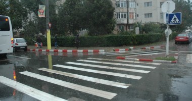 VIDEO ȘOCANT. Fetiță de 3 ani, ucisă pe "zebră" de un autobuz JTA. Șoferul număra banii! - 3