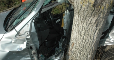 TRAGEDIE RUTIERĂ LA CONSTANȚA. ȘOFER MORT, DUPĂ CE S-A IZBIT CU MAȘINA DE COPAC