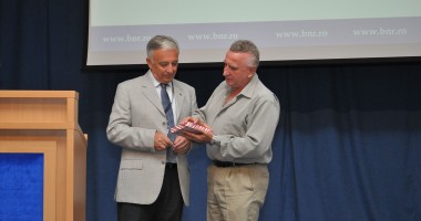 Stire din Economie : Mugur Isărescu: "Igiena bancnotei arată sintetic și igiena unei societăți"