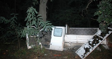 IMAGINI ȘOCANTE! NOAPTE ÎNSÂNGERATĂ LA CONSTANȚA. UN ȘOFER A SFÂRȘIT TRAGIC DUPĂ CE S-A IZBIT CU MAȘINA ÎN POM - 6
