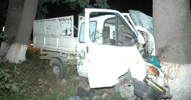 Stire din Eveniment : IMAGINI ȘOCANTE! NOAPTE ÎNSÂNGERATĂ LA CONSTANȚA. UN ȘOFER A SFÂRȘIT TRAGIC DUPĂ CE S-A IZBIT CU MAȘINA ÎN POM