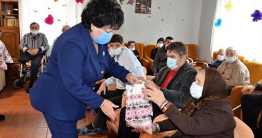 Stire din Politică-Administrație : Femeile din PSD Constanţa au oferit pachete cu alimente şi îmbrăcăminte bătrânilor din cămine