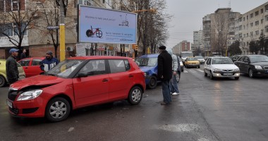 Stire din Eveniment : Trei mașini implicate într-un accident rutier la intersecția bulevardului 1 Decembrie 1918 cu strada București