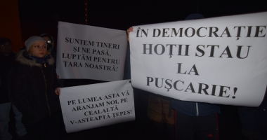 Galerie foto / Cel mai amplu protest din ultimii 26 de ani. Sediul PSD Constanța, baricadat de mascați. Număr record de manifestanți! - 4