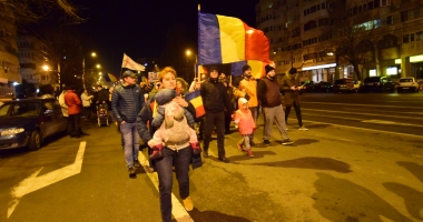 Galerie FOTO. VINEREA NEAGRĂ PENTRU CORUPȚII ROMÂNIEI / Constănțenii au protestat din nou, mai mulți ca niciodată - 2