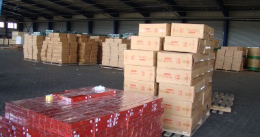 Peste 190.000 de pachete cu țigări, susceptibile a fi contrafăcute, descoperite într-un container din Portul Constanța Sud Agigea / Galerie foto - 3
