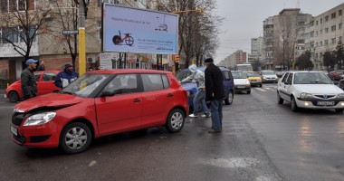 Stire din Eveniment : Impact între trei mașini în centrul Constanței