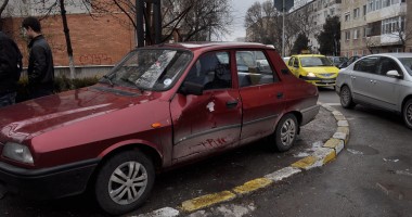 Trei mașini implicate într-un accident rutier la intersecția bulevardului 1 Decembrie 1918 cu strada București - 2