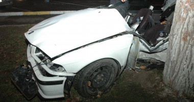 Galerie FOTO. Accident rutier grav! S-a izbit cu mașina de un copac, în stațiunea Mamaia - 4
