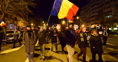 Galerie FOTO. VINEREA NEAGRĂ PENTRU CORUPȚII ROMÂNIEI / Constănțenii au protestat din nou, mai mulți ca niciodată - 4