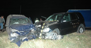 Stire din Eveniment : GALERIE FOTO / Accident rutier GRAV la Constanța. Un bărbat este în comă