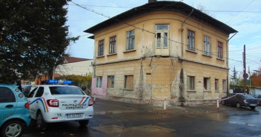Galerie foto. LA UN PAS DE TRAGEDIE! O BUCATĂ DE BALCON s-a PRĂBUȘIT, la intersecția străzilor Călărași cu Lahovari - 5
