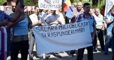 Stire din Social : "Vrem respect, nu salarii mici  și obligații mari". Angajații RATC au protestat în fața Primăriei Constanța