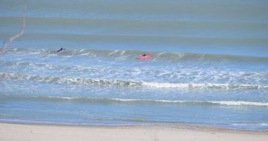 GALERIE FOTO / PRIMĂVARA A VENIT CU CHEF DE SPORT, LA CONSTANȚA. UNII SE PLIMBĂ, ALȚII FAC SURFING! - 1