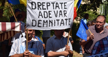 "Vrem respect, nu salarii mici  și obligații mari". Angajații RATC au protestat în fața Primăriei Constanța - 2