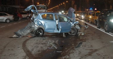 Stire din Eveniment : Galerie FOTO și VIDEO. Accident rutier spectaculos în stațiunea Mamaia. Patru mașini au fost avariate. Cinci persoane, la spital