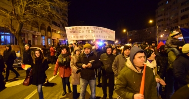 Galerie FOTO. VINEREA NEAGRĂ PENTRU CORUPȚII ROMÂNIEI / Constănțenii au protestat din nou, mai mulți ca niciodată - 5
