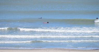 GALERIE FOTO / PRIMĂVARA A VENIT CU CHEF DE SPORT, LA CONSTANȚA. UNII SE PLIMBĂ, ALȚII FAC SURFING! - 4