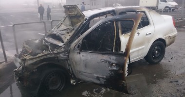 Stire din Eveniment : GALERIE FOTO / ACCIDENT GRAV la intrarea în CONSTANȚA. O mașină arsă complet, alte trei distruse - UPDATE