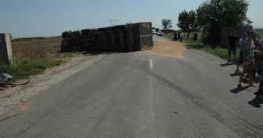 Stire din Eveniment : ACCIDENT RUTIER LA CONSTANȚA. UN TIR S-A RĂSTURNAT. TRAFICUL, ÎNGREUNAT