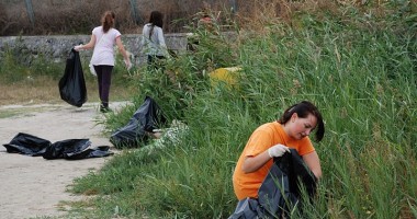 Stire din Social : GALERIE FOTO: Cât gunoi a fost strâns de pe plajele din Constanța