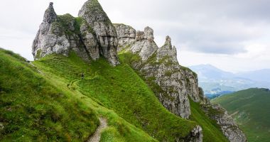 Stire din Eveniment : Patru turişti, recuperaţi de salvamontişti după ce au urcat spre Vârful Omu neechipaţi corespunzător