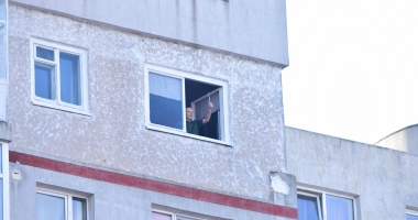 "VĂ OMOR PE TOȚI!" Un constănțean amenință lumea cu cuțitul / Galerie foto - 2