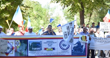 "Vrem respect, nu salarii mici  și obligații mari". Angajații RATC au protestat în fața Primăriei Constanța - 3