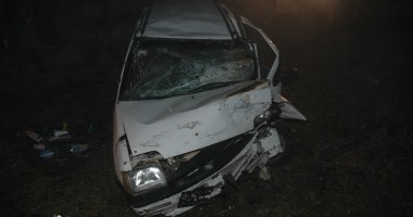 S-a răsturnat cu mașina de băut ce era. Trei victime - Galerie FOTO - 4
