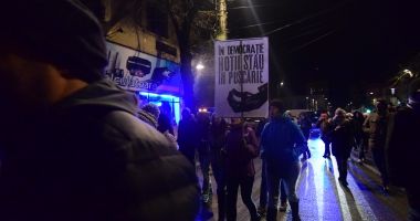 Galerie foto / Cel mai amplu protest din ultimii 26 de ani. Sediul PSD Constanța, baricadat de mascați. Număr record de manifestanți! - 6