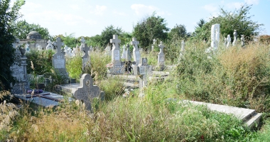 GALERIE FOTO / Cimitirul Central din Constanța, acoperit de buruieni. "Mi-e frică să intru, plătim bani degeaba" - 10