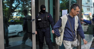 Stire din Eveniment : Galerie FOTO. Descindere DNA la UMC! Profesori și elevi, suspectați de luare și dare de mită! - UPDATE