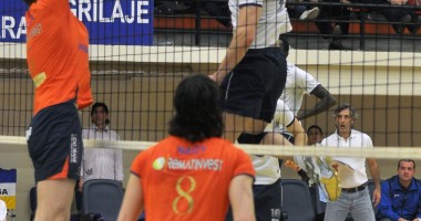 Volei masculin / Vezi aici imagini de la partida CVM Tomis - Remat Zalău. Scor final 1 - 3 - 5