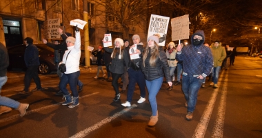 Galerie foto / Cel mai amplu protest din ultimii 26 de ani. Sediul PSD Constanța, baricadat de mascați. Număr record de manifestanți! - 7