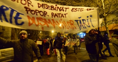 Galerie foto / Cel mai amplu protest din ultimii 26 de ani. Sediul PSD Constanța, baricadat de mascați. Număr record de manifestanți! - 10