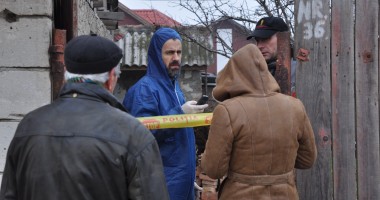 Stire din Eveniment : Galerie FOTO. Moarte suspectă la Valu lui Traian - UPDATE